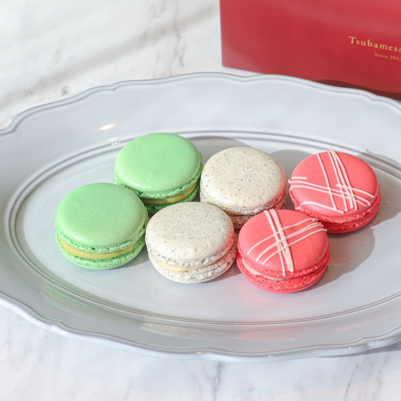 紅茶マカロン入り 6個セット（紅茶／いちご／ピスタチオ）　¥1,800～